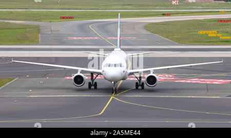 Düsseldorf, Deutschland - 26. MAI 2019: Eurowings Airbus A 319-132 (CN 5467) Taxi im Flughafen Düsseldorf. Stockfoto