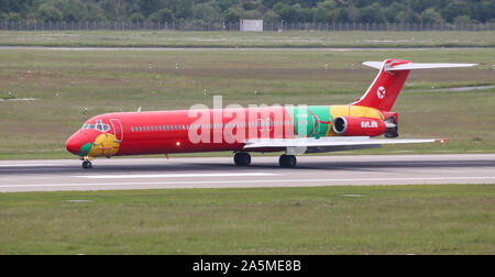 Düsseldorf, Deutschland - 26. MAI 2019: Danish Air Transport McDonnell Douglas MD-83 (CN 49936) Taxi im Flughafen Düsseldorf. Stockfoto