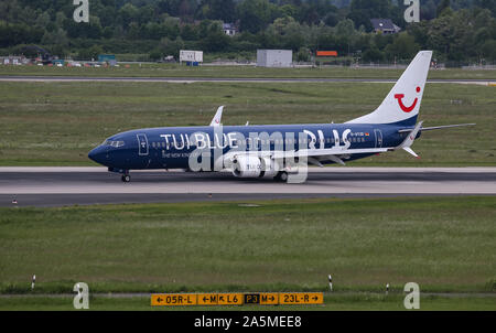 Düsseldorf, Deutschland - 26. MAI 2019: TUIfly Boeing 737-8 K5 (CN 34685) Taxi im Flughafen Düsseldorf. Stockfoto