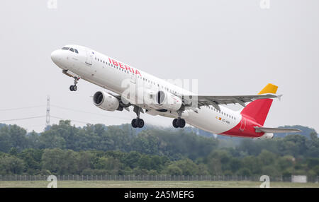 Düsseldorf, Deutschland - 26. MAI 2019: Iberia Airbus A 321-212 (CN 1021) zieht aus der Flughafen Düsseldorf. Stockfoto