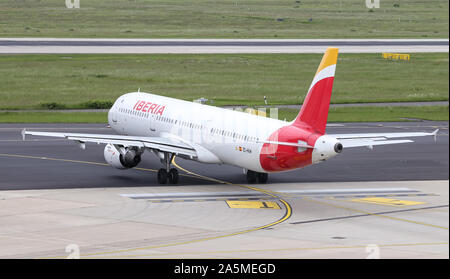 Düsseldorf, Deutschland - 26. MAI 2019: Iberia Airbus A 321-212 (CN 1021) Taxi im Flughafen Düsseldorf. Stockfoto