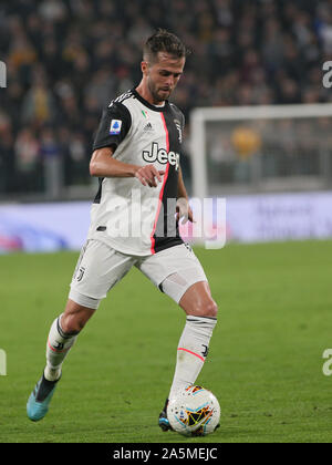 Torino, Italien. Okt, 2019 19. 5 Miralem Pjanicduring Juventus FC vs FC Bologna, italienische Fußball Serie A Männer-WM in Turin, Italien, 19. Oktober 2019 - LPS/Claudio Benedetto Credit: Claudio Benedetto/LPS/ZUMA Draht/Alamy leben Nachrichten Stockfoto