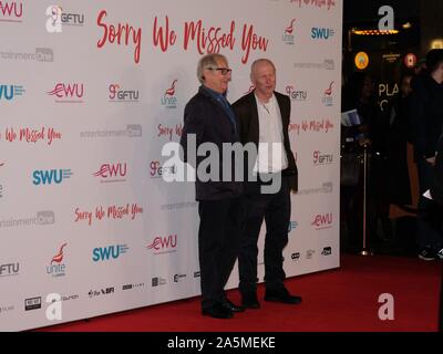 London, Großbritannien. Okt, 2019 21. Der britische Regisseur Ken Loach kommt an der Filmpremiere für seine neuesten Release, "Sorry wir Sie verpasst" am Londoner Leicester Square, wo er Autogramme für die wartenden Fans. Credit: Siu K Lo/Alamy leben Nachrichten Stockfoto