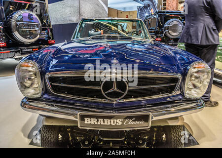 FRANKFURT, Deutschland - September 2019: Dunkel Blau MERCEDES-BENZ W113 280 SL Pagode BRABUS Cabrio 1963, 1971, IAA International Motor Show Auto Ausstellung. Stockfoto