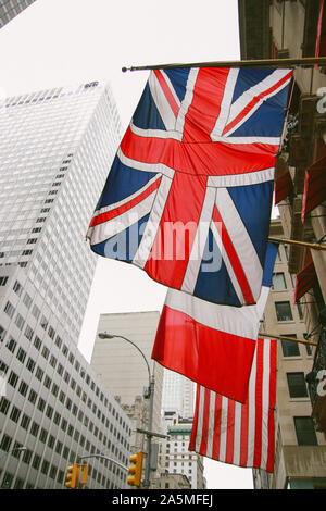 NEW YORK, UNITED STATES, 17. JUNI 2017: berühmte Cartier Boutique an der Ecke der 5th Avenue in Manhattan, New York. Britische Flagge. Stockfoto