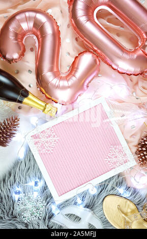 Silvester flatlay hygge Stil Overhead mit Rose Gold 20 Luftballons und Schreiben board kopieren. Stockfoto