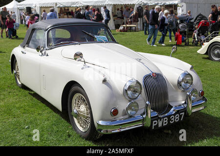 Hier ist ein superbes Jaguar XK 150 Cabrio an einem Oldtimer Rallye in Shropshire, England ausgestellt. Stockfoto