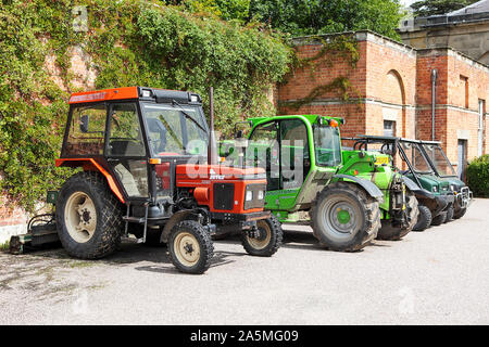 Hier angesehen werden Immobilien management Fahrzeuge weit in einem Land Einstellung in Shropshire, England verwendet. Stockfoto