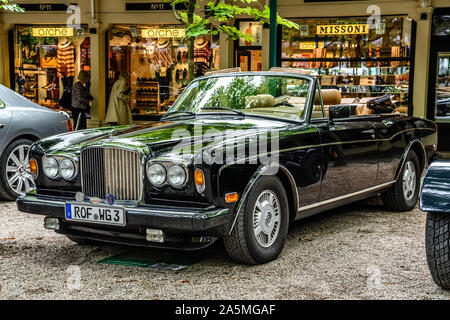 BADEN BADEN, Deutschland - Juli 2019: schwarz Bentley T1 Cabrio 1970, Oldtimer Treffen im Kurpark. Stockfoto