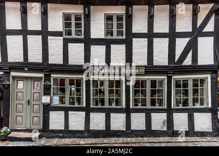 Restaurant in einem alten schwarze und weiße Fachwerkhaus in Ebeltoft, Dänemark, September 9, 2019 Stockfoto