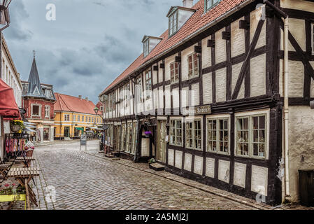 Einkaufsstraße mit Kopfsteinpflaster und Fachwerkhäuser in Schwarz und Weiß, Ebeltoft, Dänemark, September 9, 2019 Stockfoto