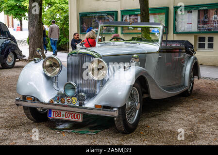 BADEN BADEN, Deutschland - Juli 2019: Silber grau BENTLEY SPEED SIX cabrio Roadster 1926, Oldtimer Treffen im Kurpark. Stockfoto