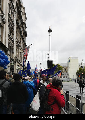 London, UK, 14. Oktober, 2019: Anti-Brexit Protest in London in der Nähe von Parlament. Europäischen Union und der britische Union Jack Flags sind Fliegen zusammen