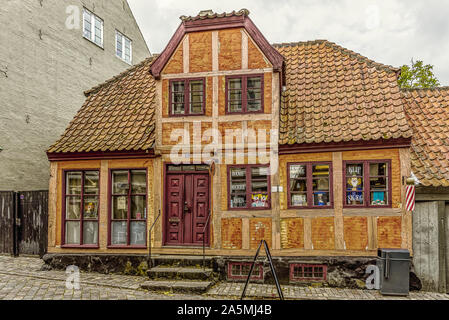 Shop und Friseur in einem roten Fachwerkhaus in Ebeltoft, Dänemark, September 9, 2019 Stockfoto