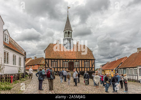 Touristen aus den Vereinigten Staaten auf dem Platz vor dem alten Rathaus von 1789, Ebeltoft Dänemark, 9. September 2019 Stockfoto