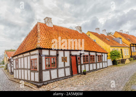 Die skew Bar ist der malerischen Restaurant in ein schwarz-weißes Fachwerkhaus in einer alten Gasse in Ebeltoft, Dänemark, September 9, 2019 Stockfoto