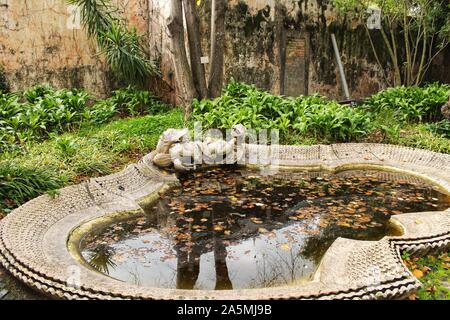 Figuren aus Stein im Botanischen Garten von Ajuda in Lissabon, Portugal Stockfoto