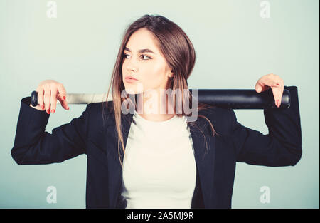 Das Spiel. Business Strategie. Aggressiv. Business Lady Boss. Entscheidende Aktionen. Vertrauen und Stärke. Frau hübsches Mädchen tragen formalen Jacke und halten Sie Baseball Bat. Schön und gefährlich. Stockfoto