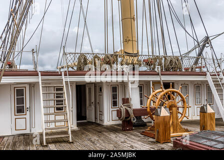 Das obere Deck auf der Fregatte Jylland mit Lenkrad und Saling rig, Ebeltoft, Dänemark, September 9, 2019 Stockfoto