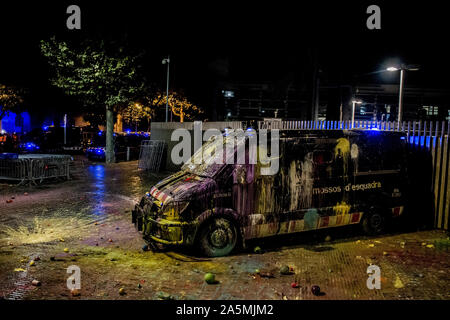 Eine katalanische regionale Polizei van erscheint in Farbe während eines Protestes in Barcelona. Demonstranten versammelten außerhalb des Katalanischen Innenministeriums die Brutalität der Polizei während der letzten Woche Proteste zu kündigen. Proteste in der ganzen katalanischen Gebiet nach der spanische Oberste Gerichtshof zu Satz neun Katalanischen Politikern regiert, bei der Organisation der Unabhängigkeitsreferendum 2017, 9-13 Jahre im Gefängnis. Stockfoto