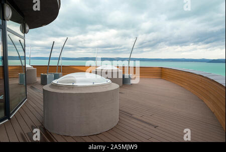 Aussichtsplattform mit herrlichem Blick auf den Plattensee in Navigation geschichte Besucherzentrum, Balatonfoldvar, Ungarn Stockfoto