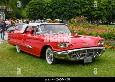 BADEN BADEN, Deutschland - Juli 2019: Rot Weiß zweite Generation des Ford Thunderbird AKA Square Bird Cabrio 1958, Oldtimer Treffen im Kurpark. Stockfoto