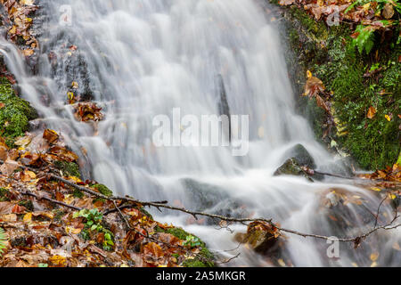 Ein Wasserfall in Pieria-Berge im Norden Griechenlands. Es hat keinen besonderen Namen, es liegt in der Nähe des Dorfes Skotina. Stockfoto