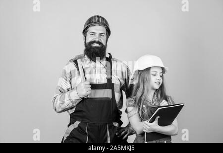 Tochter und Vater zusammen die Reparatur in der Werkstatt. Vaterschaft. Bärtiger Mann mit kleines Mädchen. technische Ausbildung. Bauarbeiter assistant. Industrie. Werkzeuge für die Reparatur. Er ist bereit, zu arbeiten. Stockfoto