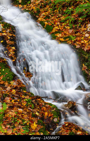 Ein Wasserfall in Pieria-Berge im Norden Griechenlands. Es hat keinen besonderen Namen, es liegt in der Nähe des Dorfes Skotina. Stockfoto