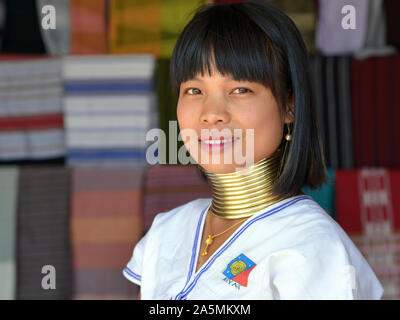 Junge Myanmarese Kayan Lahwi longneck Frau ("giraffe Frau") mit Tribal Padaung messing Gewindehälften/Spulen Lächeln für die Kamera. Stockfoto