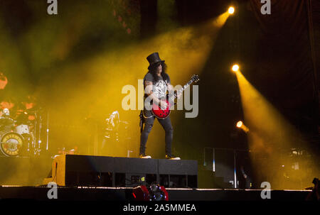 Oktober 20, 2019, Tijuana, Baja California, Mexiko: Gitarrist Slash der Rockband Guns N' Roses führt live auf der Bühne während eines Konzertes auf ihre Die nicht in diesem Leben Tour am Estadio Caliente. (Bild: © KC Alfred/ZUMA Draht) Stockfoto