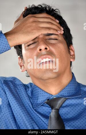 Junge kolumbianische Geschäftsmann mit Kopfschmerzen. Stockfoto