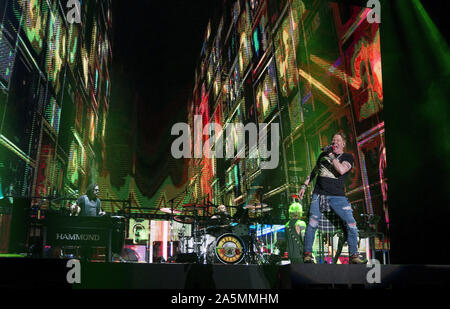 Oktober 20, 2019, Tijuana, Baja California, Mexiko: Sänger Axel Rose von der Rockband Guns N' Roses führt live auf der Bühne während eines Konzertes auf ihre Die nicht in diesem Leben Tour am Estadio Caliente. (Bild: © KC Alfred/ZUMA Draht) Stockfoto