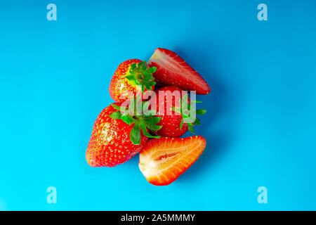 Erdbeeren auf einem blauen Hintergrund Stockfoto