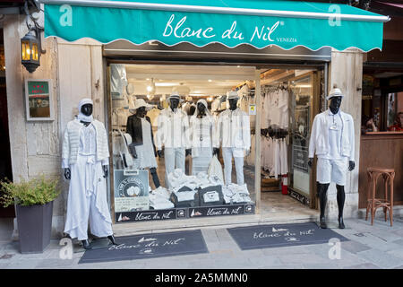 Das Äußere der Blanc du Nil women clothing Store in Compo S. Provolo in Venedig, Italien. Sie verkaufen alle weiße Kleidung. Stockfoto