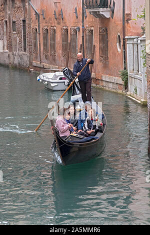 Eine Gruppe von Asiaten, voraussichtliche Chinesische, machen Sie eine Gondelfahrt auf dem Canal Grande in Venedig, Italien. Von der Rialtobrücke Stockfoto