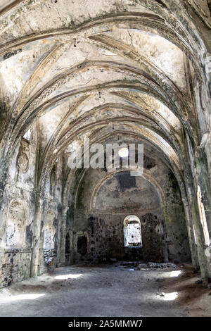 Innenraum eines heruntergekommenen verlassenen Ruine einer Griechisch-orthodoxen Kirche in der Geisterstadt Kayakoy, Türkei Stockfoto