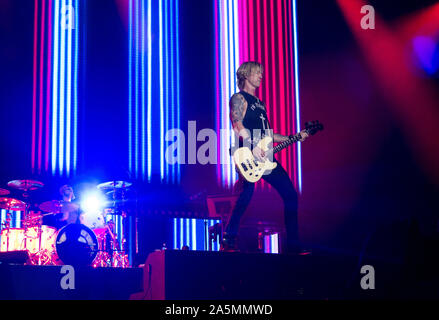 Oktober 20, 2019, Tijuana, Baja California, Mexiko: Bassist Duff McKagan der Rockband Guns N' Roses führt live auf der Bühne während eines Konzertes auf ihre Die nicht in diesem Leben Tour am Estadio Caliente. (Bild: © KC Alfred/ZUMA Draht) Stockfoto