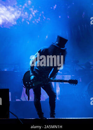 Oktober 20, 2019, Tijuana, Baja California, Mexiko: Gitarrist Slash der Rockband Guns N' Roses führt live auf der Bühne während eines Konzertes auf ihre Die nicht in diesem Leben Tour am Estadio Caliente. (Bild: © KC Alfred/ZUMA Draht) Stockfoto
