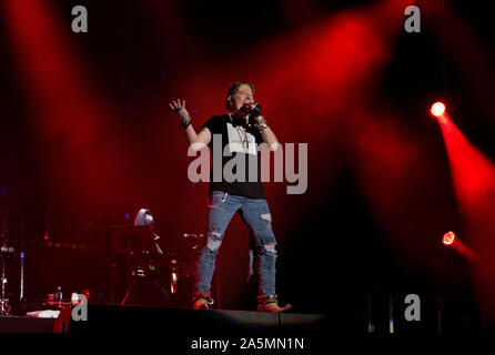 Oktober 20, 2019, Tijuana, Baja California, Mexiko: Sänger Axel Rose von der Rockband Guns N' Roses führt live auf der Bühne während eines Konzertes auf ihre Die nicht in diesem Leben Tour am Estadio Caliente. (Bild: © KC Alfred/ZUMA Draht) Stockfoto