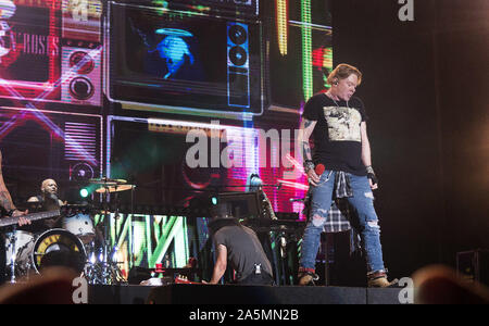 Oktober 20, 2019, Tijuana, Baja California, Mexiko: Sänger Axel Rose von der Rockband Guns N' Roses führt live auf der Bühne während eines Konzertes auf ihre Die nicht in diesem Leben Tour am Estadio Caliente. (Bild: © KC Alfred/ZUMA Draht) Stockfoto