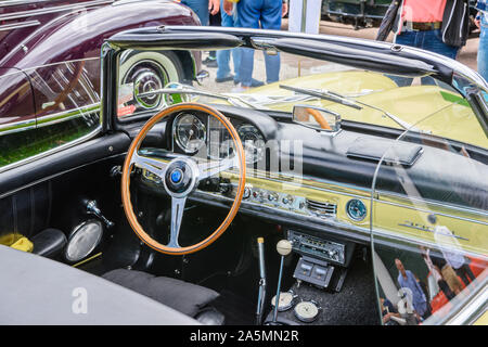 BADEN BADEN, Deutschland - Juli 2019: Das innere Licht Gelb Beige MERCEDES BENZ 300 SL Cabrio, Roadster 198 1961, Oldtimer Treffen im Kurpark. Stockfoto