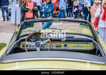 BADEN BADEN, Deutschland - Juli 2019: Das innere Licht Gelb Beige MERCEDES BENZ 300 SL Cabrio, Roadster 198 1961, Oldtimer Treffen im Kurpark. Stockfoto
