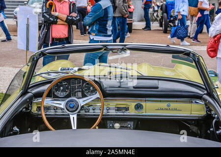 BADEN BADEN, Deutschland - Juli 2019: Das innere Licht Gelb Beige MERCEDES BENZ 300 SL Cabrio, Roadster 198 1961, Oldtimer Treffen im Kurpark. Stockfoto