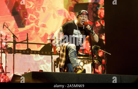 Oktober 20, 2019, Tijuana, Baja California, Mexiko: Sänger Axel Rose von der Rockband Guns N' Roses führt live auf der Bühne während eines Konzertes auf ihre Die nicht in diesem Leben Tour am Estadio Caliente. (Bild: © KC Alfred/ZUMA Draht) Stockfoto