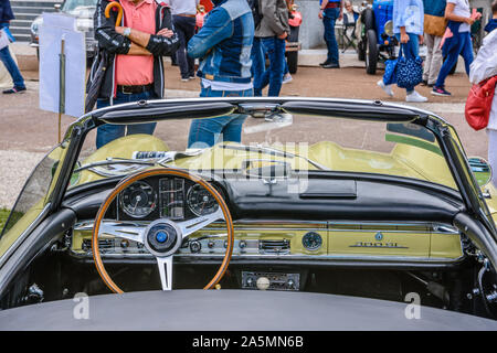 BADEN BADEN, Deutschland - Juli 2019: Das innere Licht Gelb Beige MERCEDES BENZ 300 SL Cabrio, Roadster 198 1961, Oldtimer Treffen im Kurpark. Stockfoto