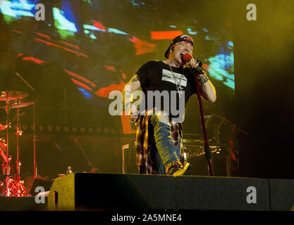 Oktober 20, 2019, Tijuana, Baja California, Mexiko: Sänger Axel Rose von der Rockband Guns N' Roses führt live auf der Bühne während eines Konzertes auf ihre Die nicht in diesem Leben Tour am Estadio Caliente. (Bild: © KC Alfred/ZUMA Draht) Stockfoto