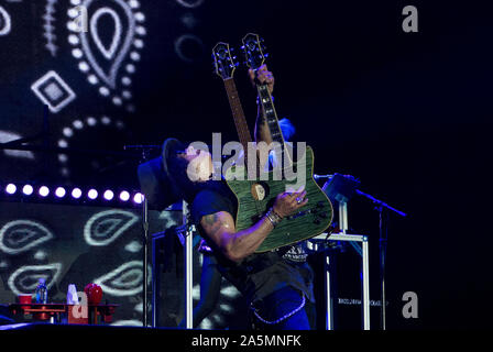 Oktober 20, 2019, Tijuana, Baja California, Mexiko: Gitarrist Slash der Rockband Guns N' Roses führt live auf der Bühne während eines Konzertes auf ihre Die nicht in diesem Leben Tour am Estadio Caliente. (Bild: © KC Alfred/ZUMA Draht) Stockfoto