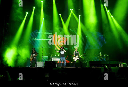Oktober 20, 2019, Tijuana, Baja California, Mexiko: Die Rock Band Guns N' Roses führt live auf der Bühne während eines Konzertes auf ihre Die nicht in diesem Leben Tour im Estadio Caliente. (Bild: © KC Alfred/ZUMA Draht) Stockfoto