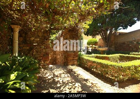 Schöner Frotress Garten an einem hellen sonnigen Tag in Spanien, Malaga Stockfoto